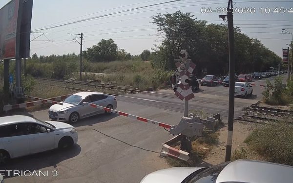 Șoferi blocați la Petricani. CFR avertizează: risc major