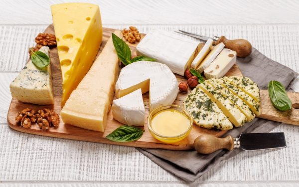 Brânza sănătoasă: alegeri cu puține calorii și riscuri ascunse