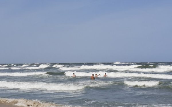Eforie: Jandarmii pe plajă, turiștii sfidează valurile de 2 metri