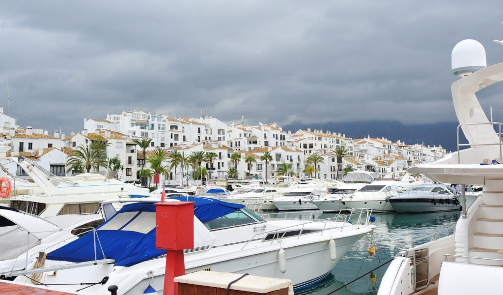 Românii pe coasta milionarilor spanioli: viața la Marbella