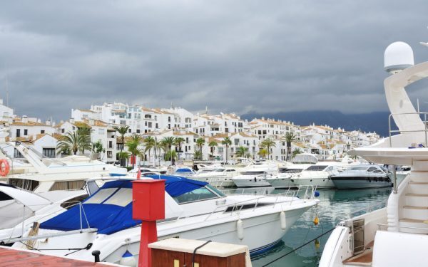 Românii pe coasta milionarilor spanioli: viața la Marbella