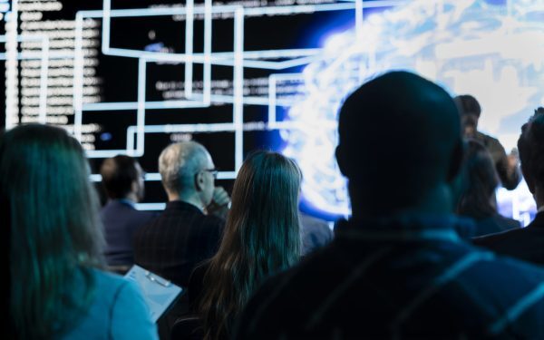 Un startup dă 1 milion dolari pentru o afacere cu AI în frunte