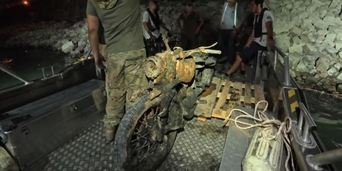 Dunărea a scos la iveală o motocicletă militară din Al Doilea Război Mondial, ascunsă în mâl, la Budapesta