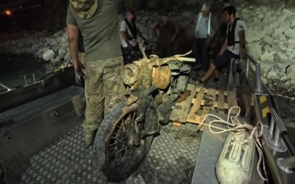 Dunărea a scos la iveală o motocicletă militară din Al Doilea Război Mondial, ascunsă în mâl, la Budapesta