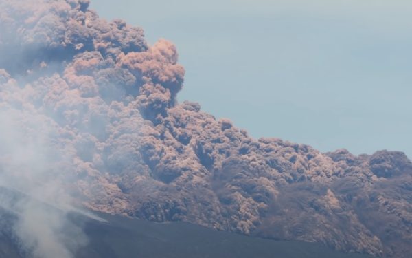 Etna blochează Catania: mii de turiști blocați în Sicilia