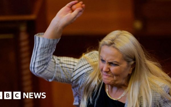 Deputat opozant aruncă cu ouă în premierul Kosovo