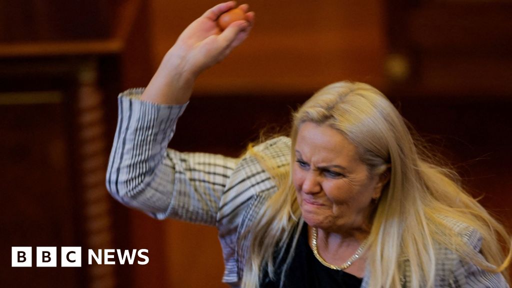 Deputat opozant aruncă cu ouă în premierul Kosovo