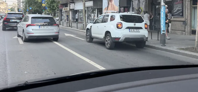 Magheru: Mașină pe banda autobuzelor, mare nesimțire
