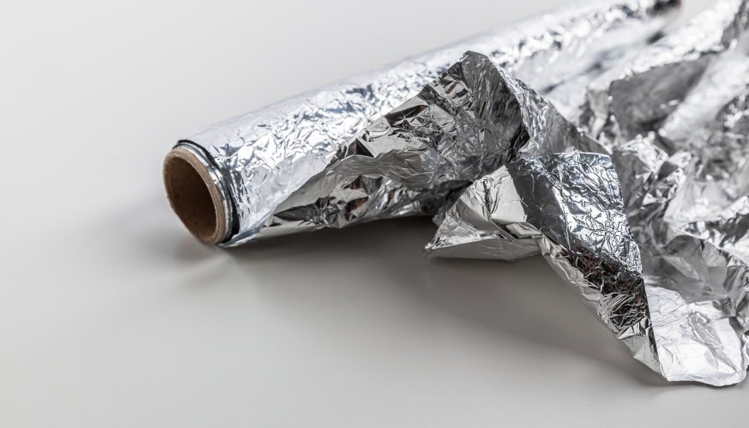 Folia de aluminiu se strică: unde să o ții, greșeala frecventă