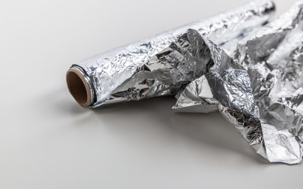 Folia de aluminiu se strică: unde să o ții, greșeala frecventă