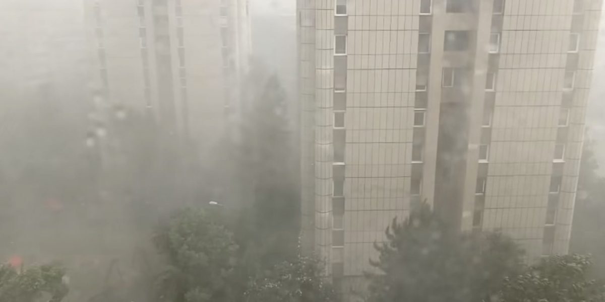 Brașovul sub asalt: furtună, copaci doborâți și garaje inundate