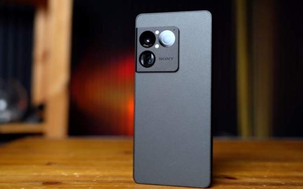 Xperia 1 VIII, succes în Europa. Seria 5, la revedere