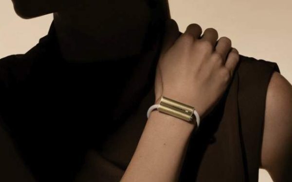Fostul șef Fitbit lansează brățară smart, cu român la software