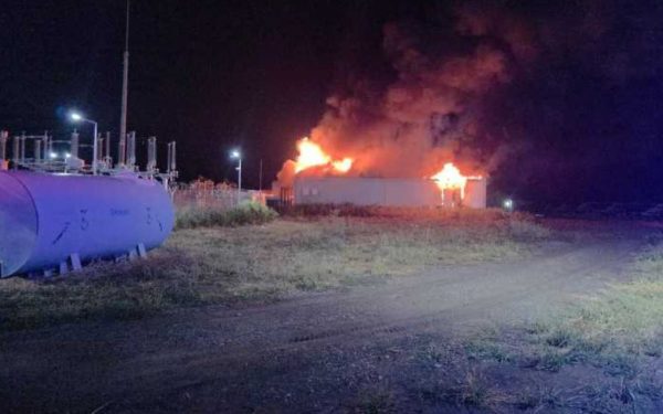 Incendiu la hală de baterii din Stâlpu, Buzău