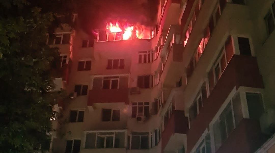 Incendii în București: Un bărbat reținut, focul a cuprins un bloc