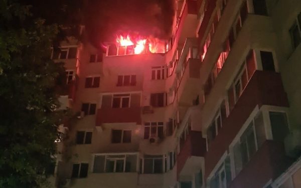 Incendii în București: Un bărbat reținut, focul a cuprins un bloc