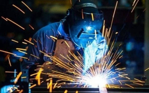 Industria a slăbit în iunie, tendința descrescătoare persistă