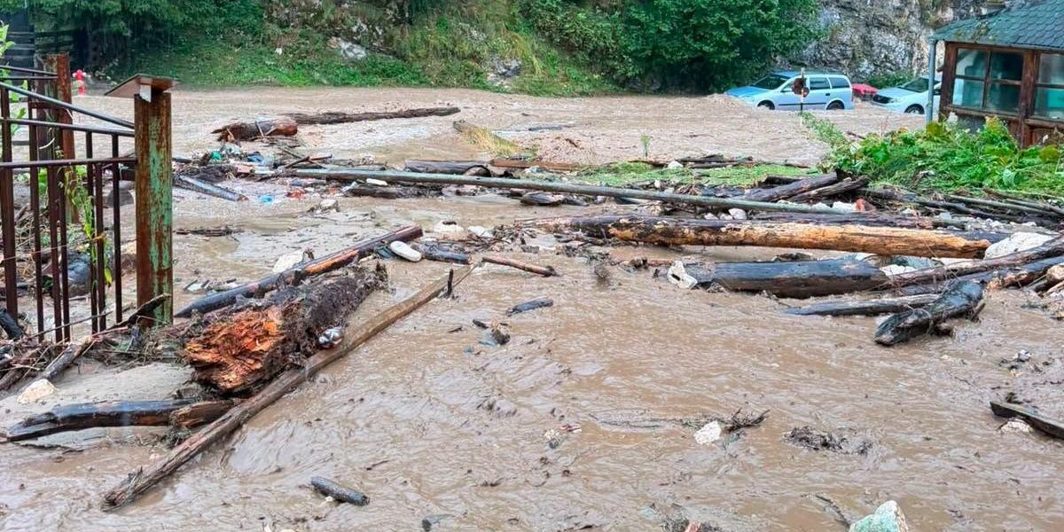 Argeș sub ape: Viitură în Dâmbovicioara a inundat curțile