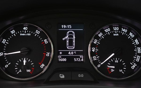Mașină second-hand: Cum afli dacă i-au dat kilometrajul înapoi