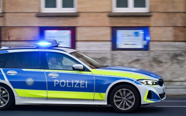 Șofer român scos din microbuz în Germania. Pasagerul a preluat volanul
