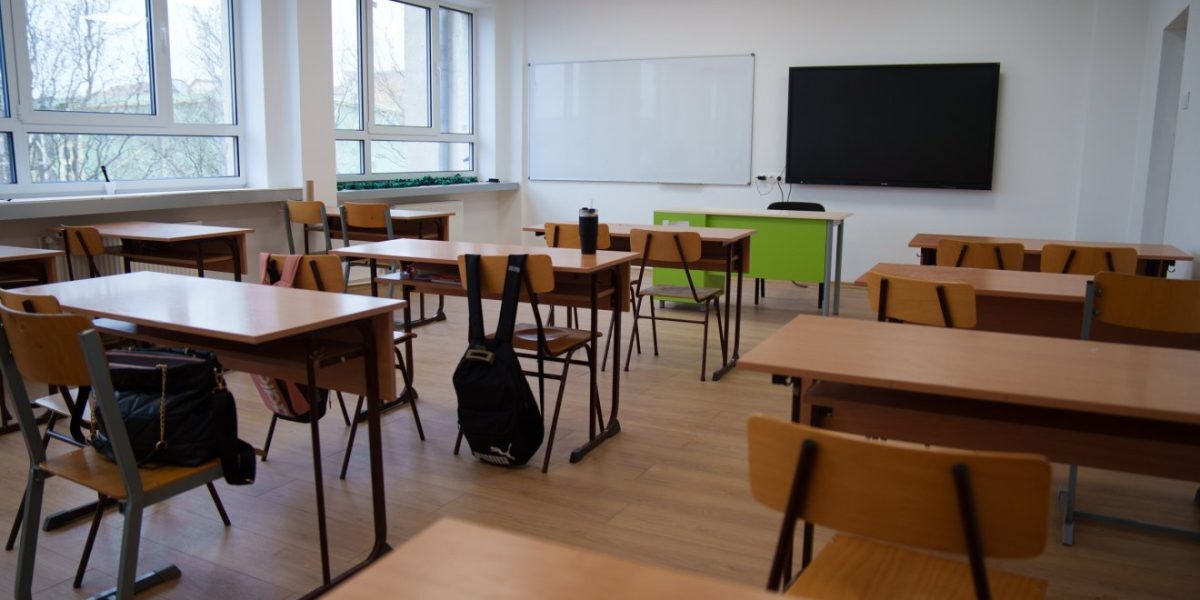 Directorii și inspectorii, mai puține ore obligatorii