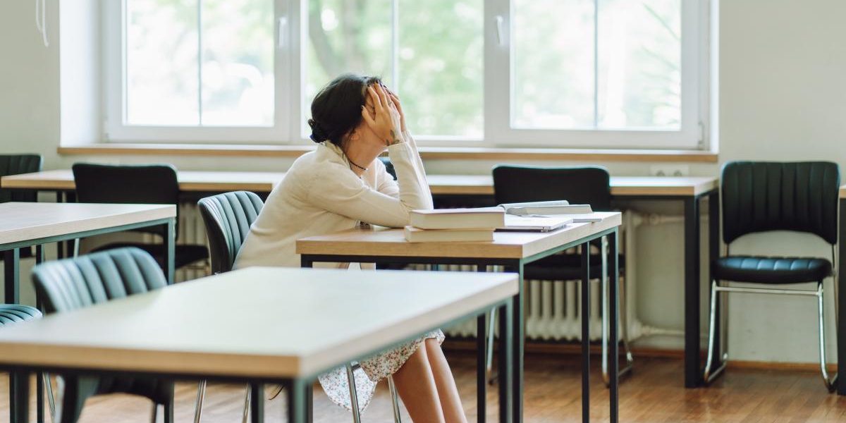 Profesora, 17 ani concediu medical, 6000 euro lunar. Contesta pensia