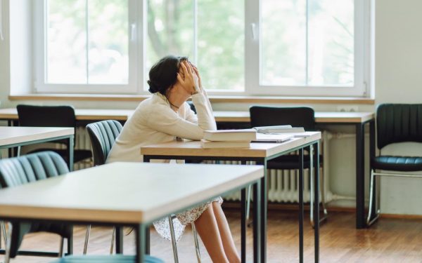 Profesora, 17 ani concediu medical, 6000 euro lunar. Contesta pensia