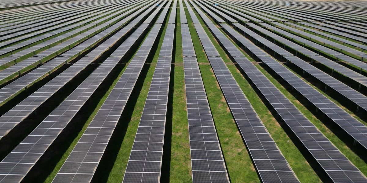 Brașov: Centrala solară pornește de Crăciun, după 2 ani întârziere. Primarul critică proiectul