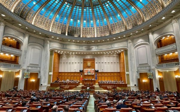Parlamentul a votat plata datoriilor Pfizer. Liderii s-au acuzat reciproc