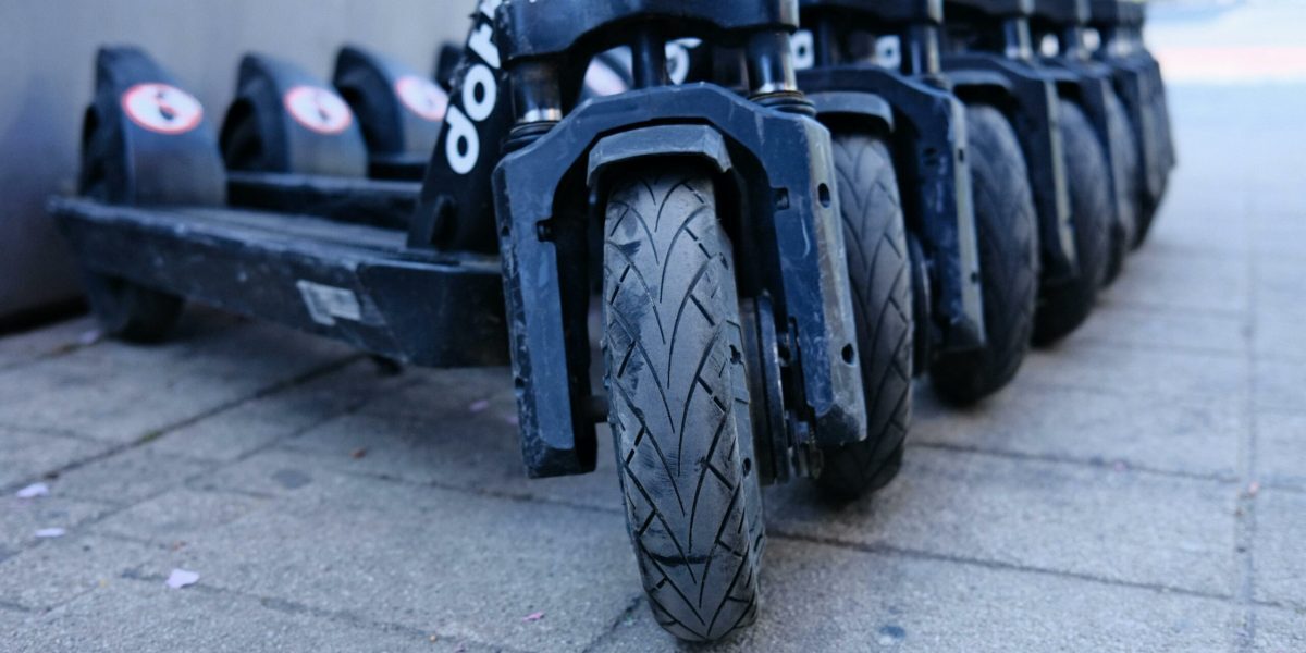 Trotinete electrice: Risc triplu de traumatisme craniene față de motocicliști