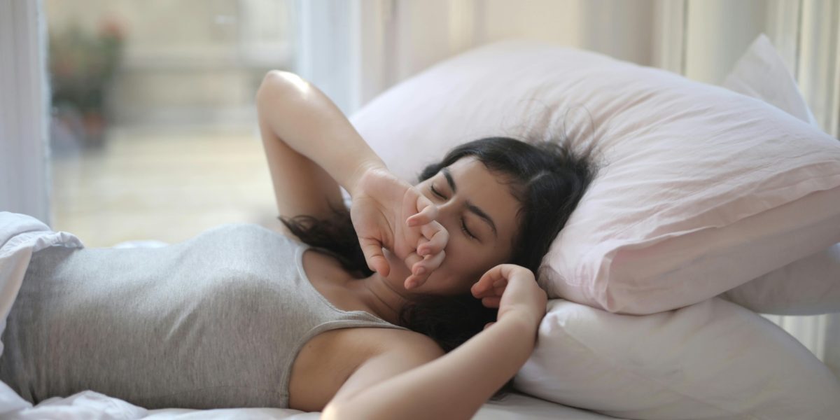 Adolescenții: Somnul le crește notele și viața socială