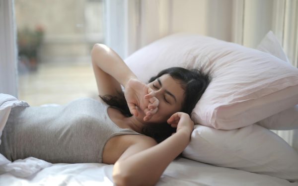 Adolescenții: Somnul le crește notele și viața socială