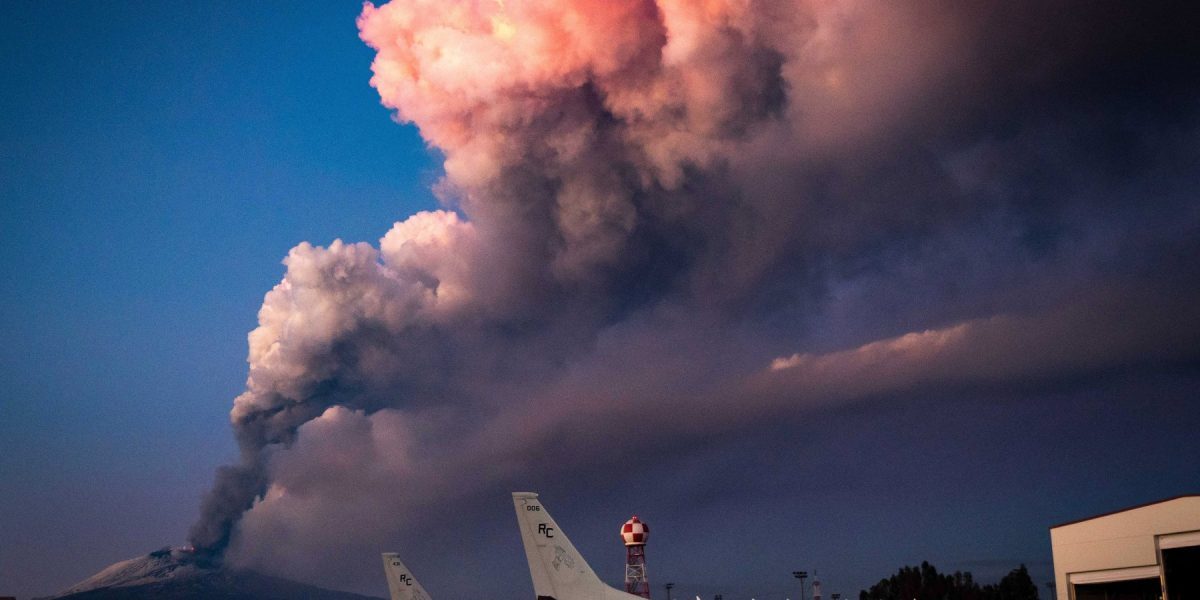 Etna închide aeroportul din Sicilia, aterizări suspendate