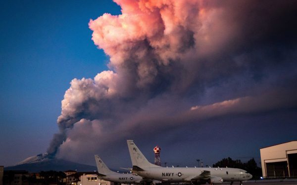 Etna închide aeroportul din Sicilia, aterizări suspendate