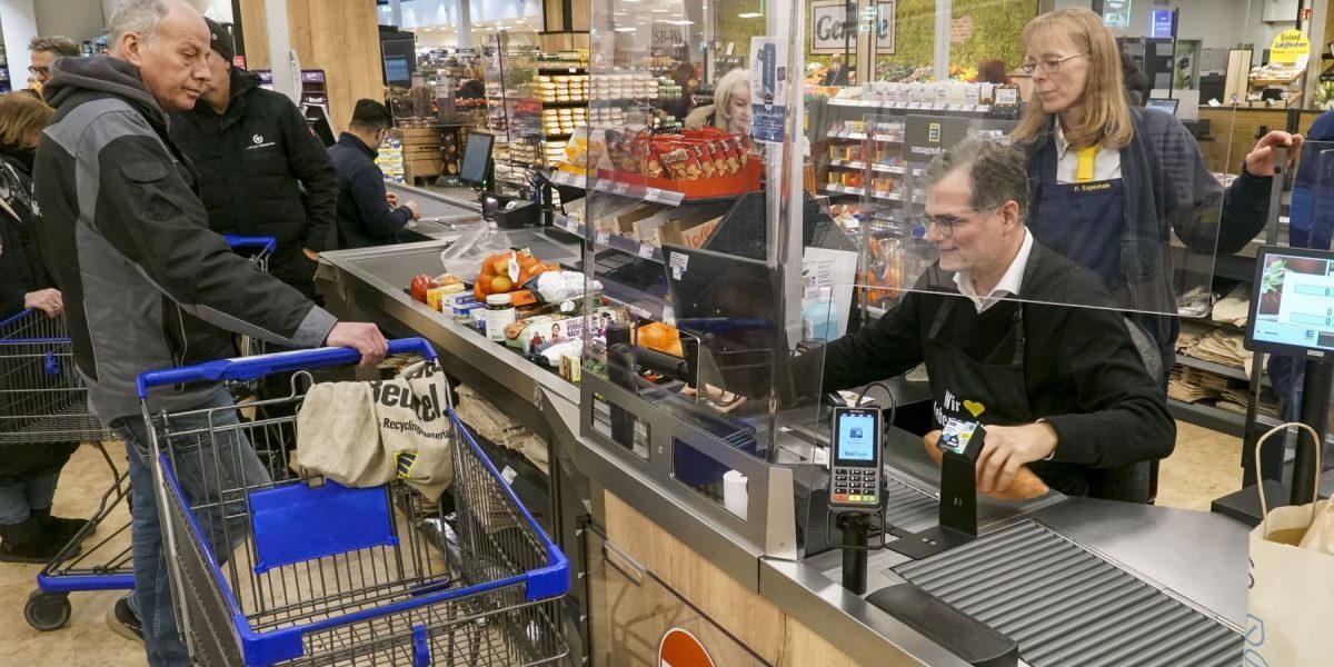 Alimentele, pe val: prețuri record după trei ani
