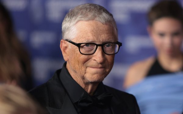 Gates trage semnalul de alarmă: AI distruge locuri de muncă