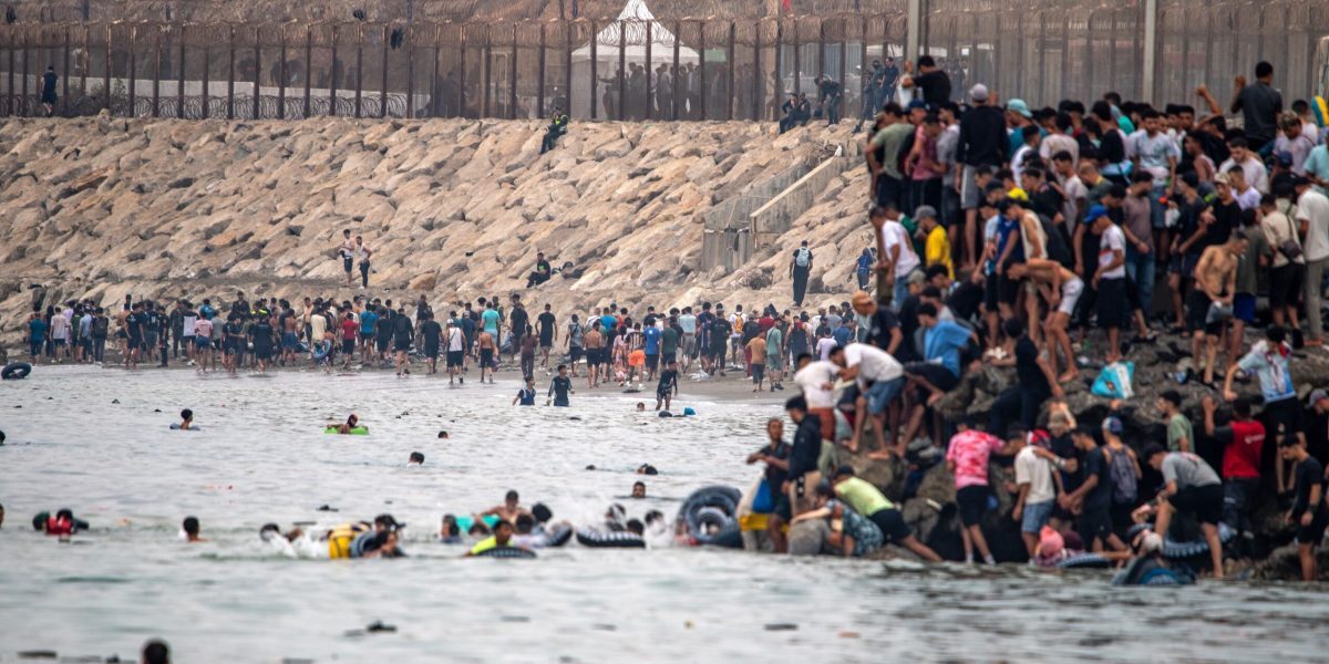 Marocul iar cere Spaniei 1.400 minori din Ceuta