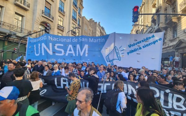Argentina în flăcări: Manifestanți violenți, ciocniri cu poliția