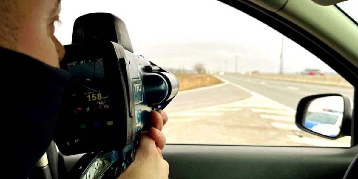 Vitezoman la 172 km/h pe E85, apoi la spital pentru tatăl mușcat
