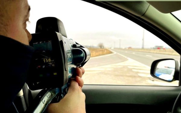 Vitezoman la 172 km/h pe E85, apoi la spital pentru tatăl mușcat