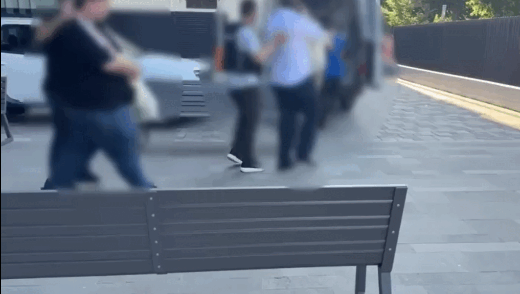 Șantaj pe acoperiș: Trei indivizi, trimiși în judecată