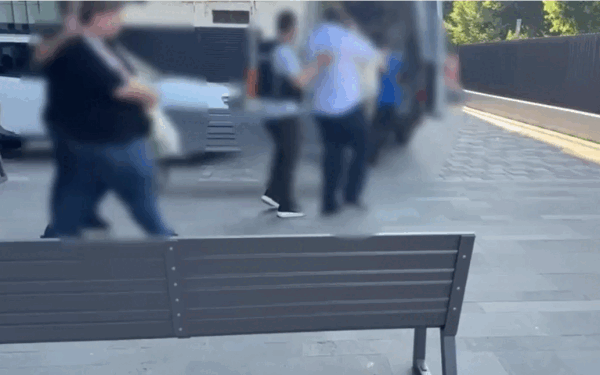 Șantaj pe acoperiș: Trei indivizi, trimiși în judecată