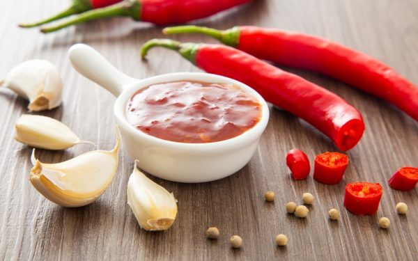 Sosul picant preferat de nutriționiști: Puține calorii, dar un mare dezavantaj