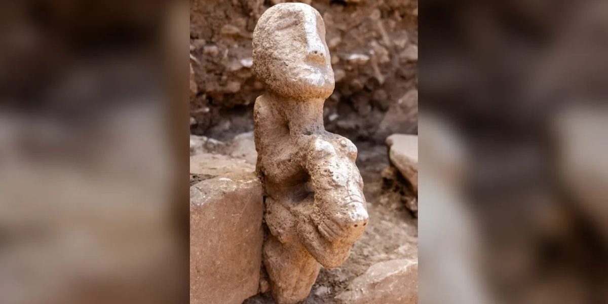Statuie milenară uluitoare: om pe leopard, ca NICIODATĂ