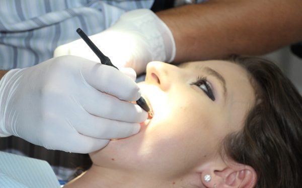 Prețuri dentare: România, diferențe uriașe. Implant de la 1.700 lei