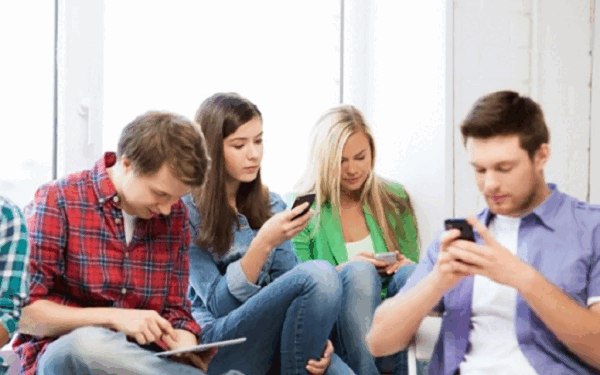 Telefonul îți deteriorează corpul: 6 efecte șocante ale scrollingului