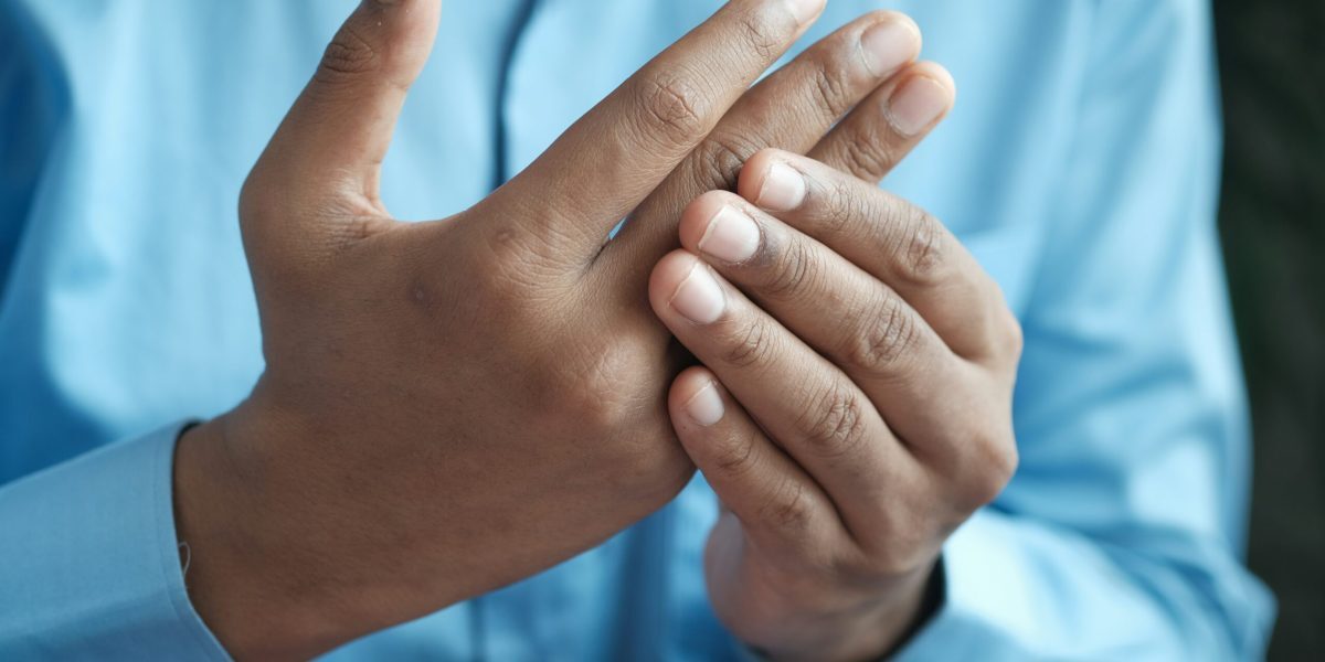 Crăpă-ți degetele? Medicii explică pericolul real