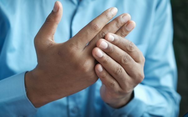 Crăpă-ți degetele? Medicii explică pericolul real