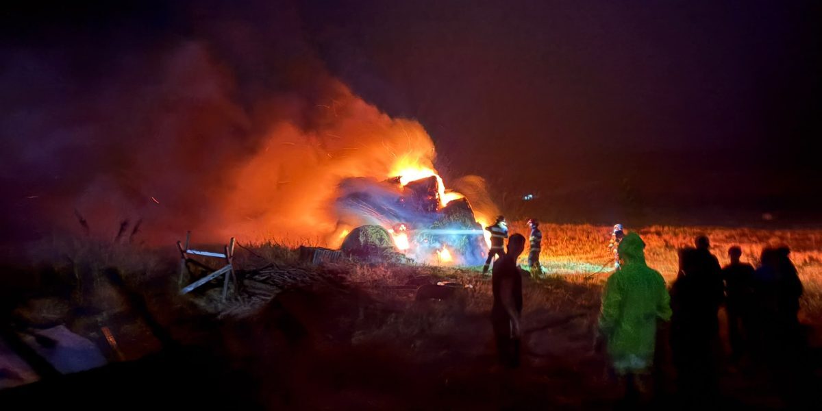 Furtună devastatoare: Fulger mistuie o gospodărie, pompierii luptă cu flăcările