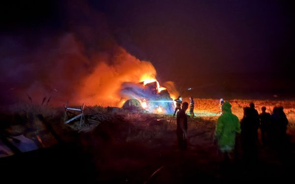 Furtună devastatoare: Fulger mistuie o gospodărie, pompierii luptă cu flăcările
